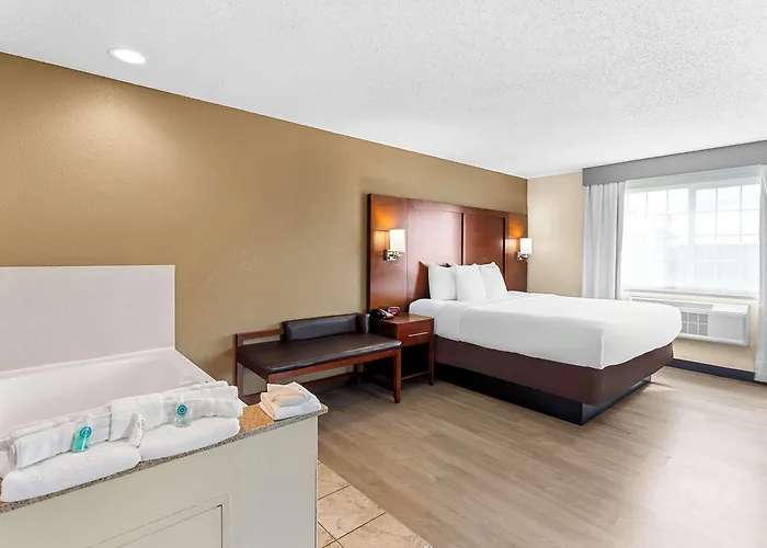 Comfort Near Libertyville North 4* Grayslake